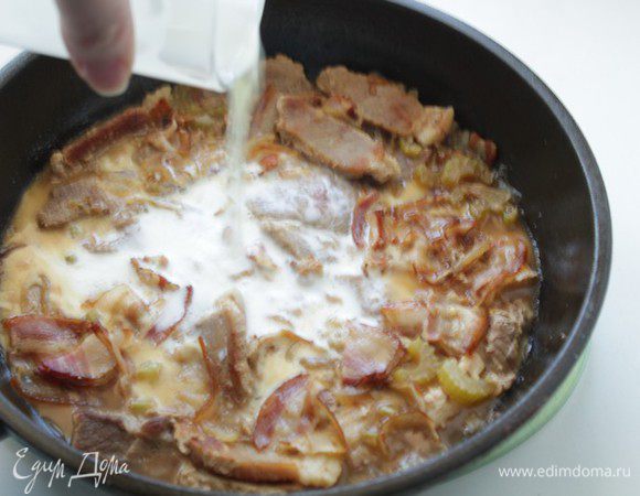 Затем вынуть из духовки, добавить сливки с крахмалом.