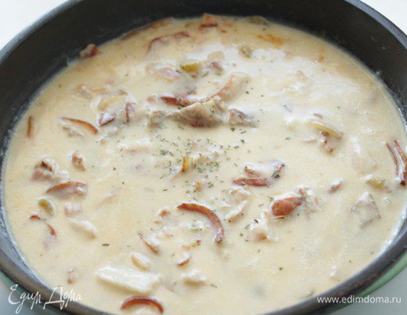 Размешайте и прогрейте на плите да загустения соуса, добавьте эстрагон по вкусу.