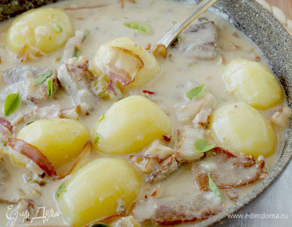 Теперь добавьте отваренный картофель и можно подавать!