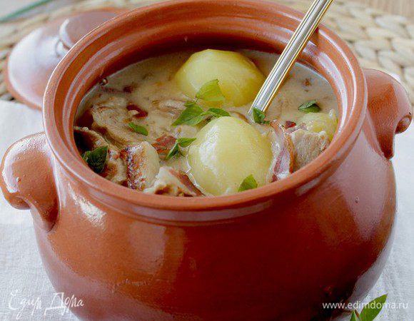 Я же сложила все жаркое в большой горшочек и отправила в духовку потомиться на 15 мин.