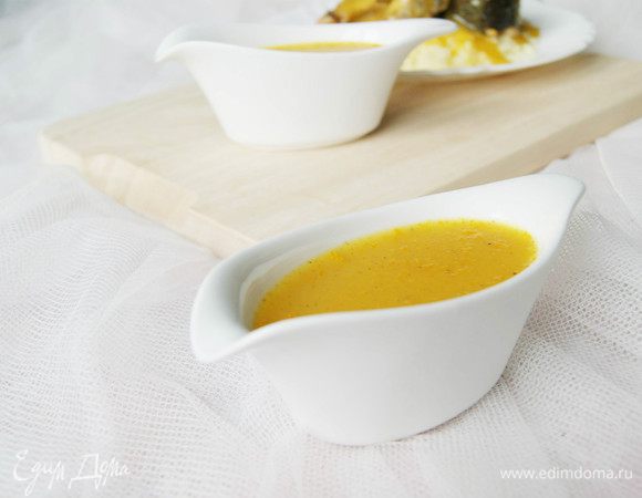 Пока кефаль готовится, займемся соусом.
С одного апельсина натрем цедру. Выжмем сок из обоих.
Смешаем сок апельсина, вино, мед и цедру. Ставим это все в небольшой кастрюльке на водяную баню (делаем это для того, чтобы температура не была большой и полезности меда сохранились по максимуму). Помешиваем и ждем растворения меда. После этого добавим крахмал и соль. Увариваем все, помешивая до легкой густоты. Затем закидываем корицу, мускат. Пробуем все. Если нужно, то добавляем чуть-чуть соли или сахара. Снимаем соус и оставляем дожидаться рыбы.