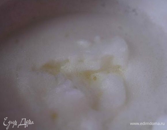 Яйца разделить на белки и желтки.
Белки взбить в крепкую пену.