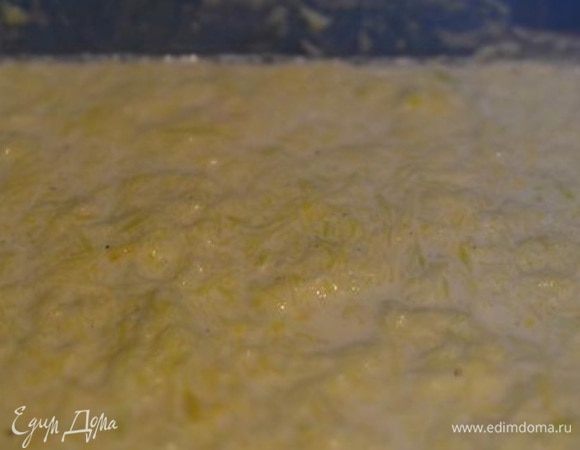 К кабачкам добавить сливки, сыр с желтками, муку, соль и перец. Перемешать. Аккуратно ввести взбитые белки и перемешать снизу вверх.