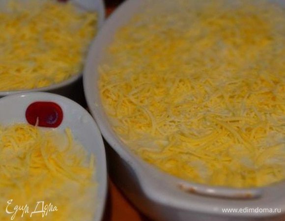 Массу разложить по формам, посыпать оставшимся сыром и запечь при Т 180С 20-30 минут.
Подавать в теплом виде!
