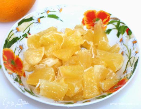 С апельсинов острым ножом срезать кожуру, аккуратно вырезать дольки без белых перепонок и порезать небольшими кусочками.