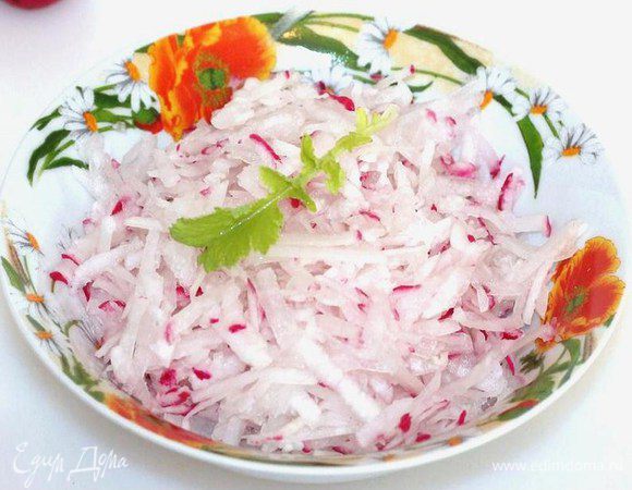 Редис разрезать пополам, а затем на тонкие ломтики или натереть на крупной тёрке.