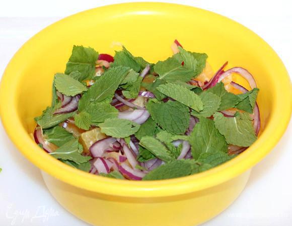 Выложить подготовленные продукты в миску, добавить листья мяты и осторожно, но тщательно перемешать.

Приготовим заправку для салата: смешать лимонный сок, масло, сахар и соль в небольшой миске.