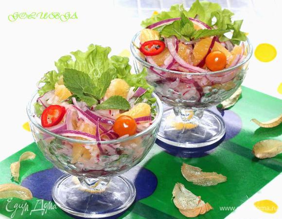 Берем креманки, кладем по 1 листику зеленого салата, раскладываем приготовленный салат и поливаем соусом. По желанию можно приправить чёрным перцем. Салат готов!
