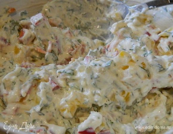 Смешать: сыр творожный, перец болгарский, зелень крапивы, укропа и чеснока, сливочное масло, сметану, молотый черный перец и соль.