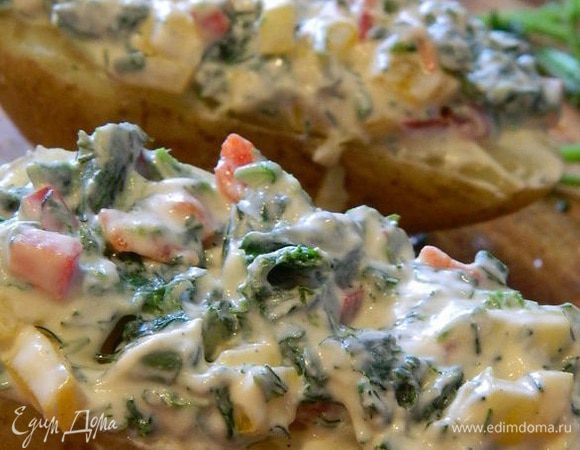 Уложить начинку на картофель.