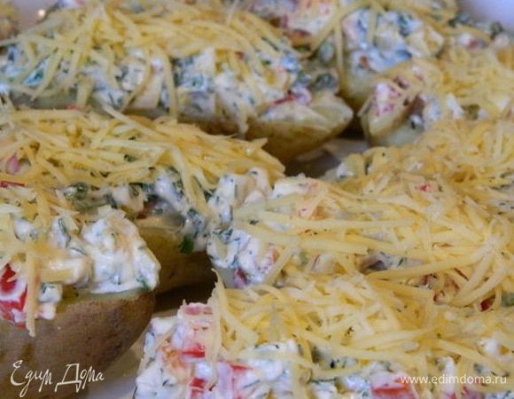 Посыпать сверху тертым сыром и запечь при Т 200 С 15-20 минут.