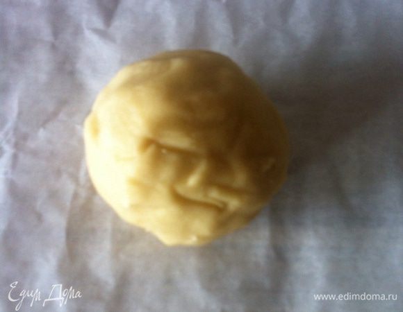 Я готовлю песочное тесто в блендере, муку и холодное масло пробить в крошку или перетереть руками. Добавить соль, желток, воду. Быстро собрать в шар и завернуть в пищевую пленку. Воду добавляйте ледяную и по ложке, возможно, одной будет достаточно. Отправляет в холодильник на 1 час.