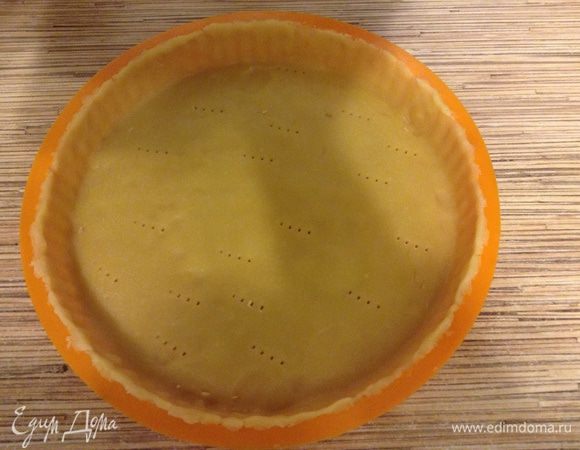 Переносим тесто в форму, ровняем край, накалываем вилкой, отправляем на 15 минут в морозилку, это нужно для того, чтобы края при выпечке не "просели".