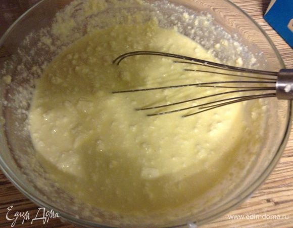 Крахмал развести в молоке, добавить яйца, белок слегка взбить, добавить рикотту.