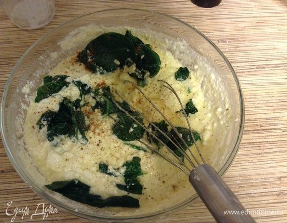 Добавить в полученную смесь слегка остывший шпинат.