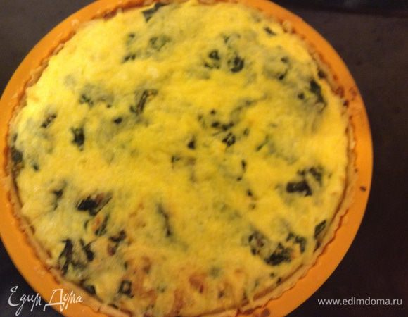 Вылить начинку в готовую основу и выпекать 30-40 минут при 180С. За десять минут посыпать тертым твердым сыром, но это не обязательно, можно и без него. Подавать лучше теплым, лично мне так вкуснее, особенно, если с твердым сыром.