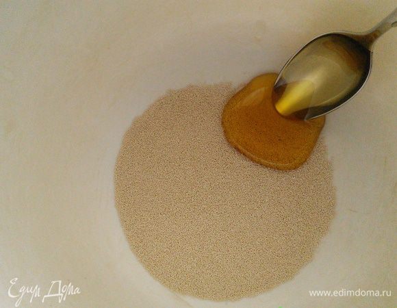 Для опары дрожжи и мёд смешайте с тёплым молоком и водой, оставьте на 15 мин для активации дрожжей.