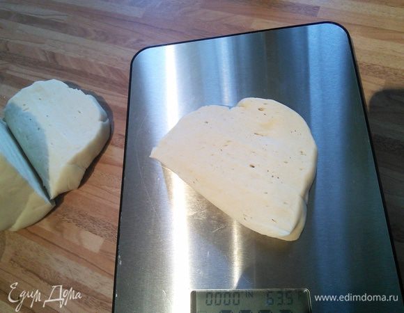 Накройте чашу плёнкой и оставьте тесто в тёплом месте на 10 мин отдохнуть. Через 10 мин осадите тесто, вымесите его, вытягивая и складывая тесто при этом. Эту процедуру повторите ещё два раза через каждые 10 мин. Тесто получается гладкое, довольно плотное, но эластичное. Разделите его на равные части. Тесто весит 800 грамм, я разделила его на 10 частей по 80 грамм каждая.