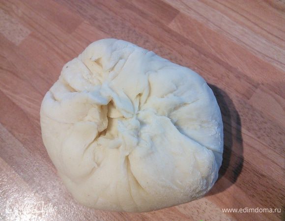 Сформируйте шарики, это обратная сторона булочки, на неё и выкладывайте булочку на противень, выстланный пекарской бумагой.