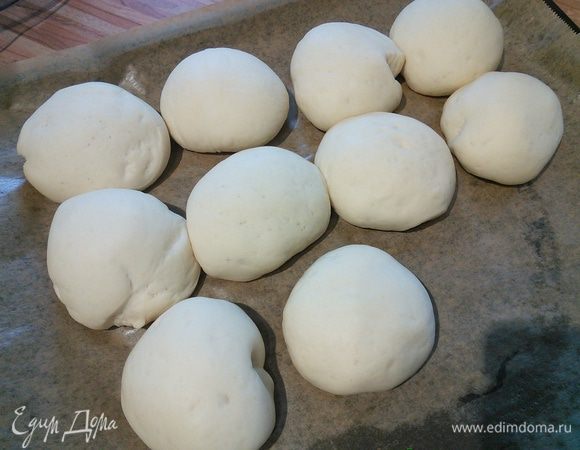 Обожаю это зрелище:). Теперь растворите в воде (50 мл) чайную ложку крахмала и смажьте булочки.