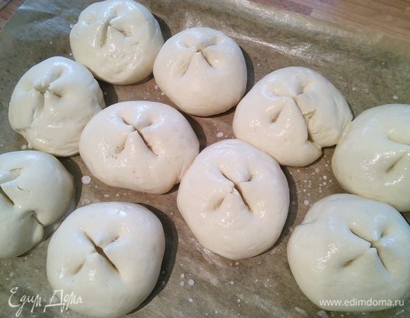 Возьмите ножницы (острые!) и сделайте "накрест" надрезы глубиной приблизительно 0,5 см. Это придаст булочкам "улыбающийся" вид.