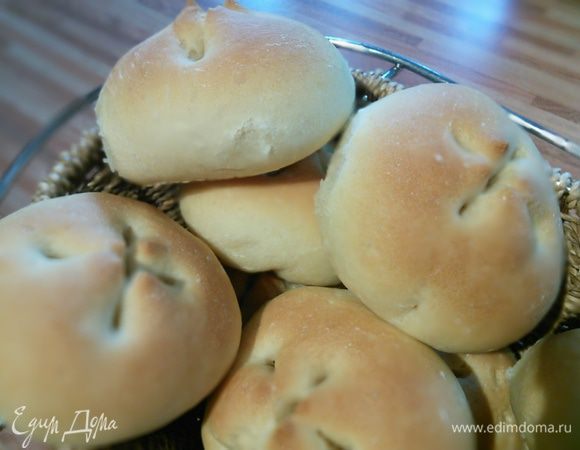 Выпекайте в разогретой до 230°духовке с паром 10 мин (пара можно достичь, если поставить в низ духовки мисочку с горячей водой или прыскать водой непосредственно в саму духовку несколько раз при выпекании), затем снизьте температуру до 190° и выпекайте ещё 10-12 мин.