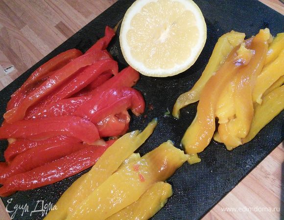 Перец запекала до чёрных подпалин, очистила от шкурки и семян, нарезала на полоски. 