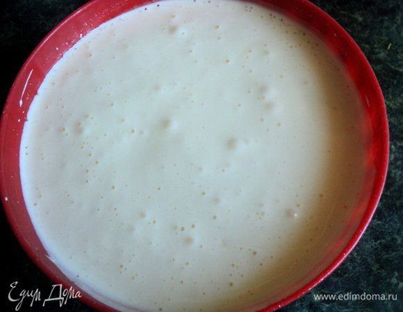 Соединить яйца с сахаром и взбивать миксером, постепенно увеличивая скорость, в течении 10 минут. В конце влить тонкой струйкой растительное масло.