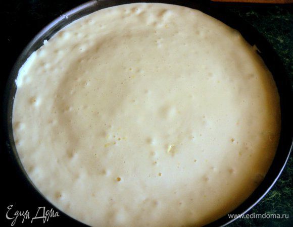 Муку смешать с крахмалом и разрыхлителем теста. Ввести в несколько приемов мучную смесь в яичную, осторожно размешивая лопаткой снизу вверх. Форму Ф-26 см застелить бумагой для выпечки, смазать маслом. Вылить тесто. Выпекать при температуре 180 градусов 25-30 минут.
