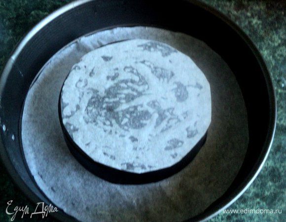 Для выпечки бисквита я использовала форму с дном, имеющим выемку. Если такой формы нет, можно использовать обычную разъемную форму и вырезать у готового бисквита серединку.