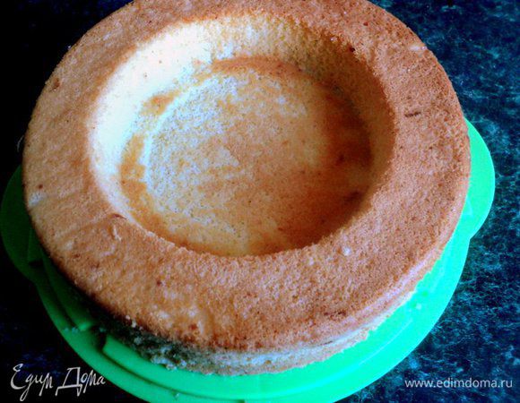 Готовый бисквит охладить на решетке. 