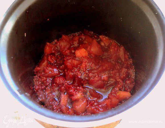 Желатин замочить в 60 мл воды. Яблоки порезать кубиками, добавить 2 ст.ложка сахара и 80 мл воды и сварить до мягкости. Добавить к яблоками замороженную малину и еще потушить 5 минут.