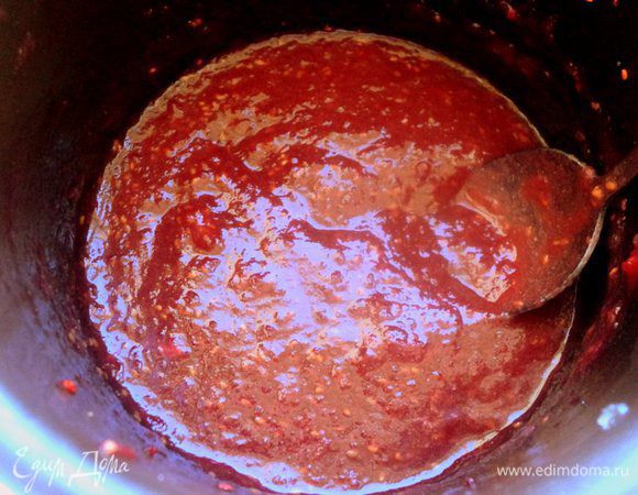 Снять фруктово-ягодную смесь с огня и измельчить блендером в пюре. Добавить набухший желатин, размешать до его растворения. Охладить смесь до комнатной температуры.