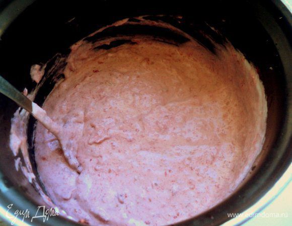 Взбить все сливки (300 мл) с 4 ст.ложками сахара до устойчивых пиков. Половину взбитых сливой оставить для украшения, вторую половину смешать в несколько приемов с охлажденной фруктово-ягодной смесью.