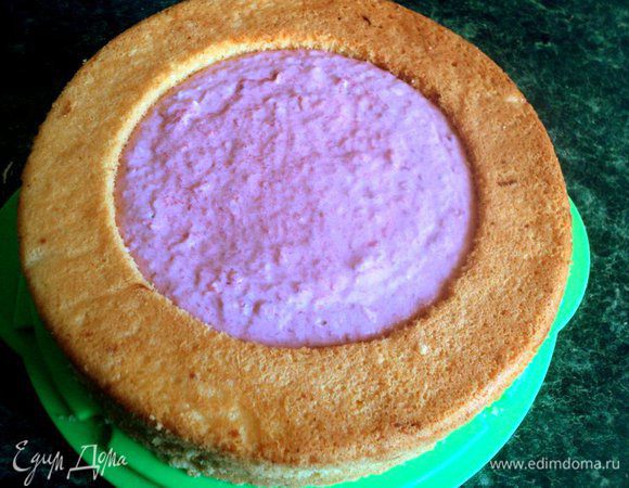 Вылить суфле в выемку на бисквите и поставить торт холодильник на 2 часа для застывания суфле.