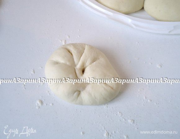 Готовое тесто разделить на 12 частей. И сформовать из них шарики: сначала лепешку собрать от краев к центру, а затем круговыми движениями скатать ровный шарик. 


