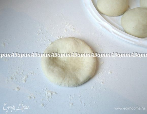 Формовка чириоле. На слегка посыпанный стол мукой выложить шарик. 
Основанием ладони сделать сильный удар в центр шарика. Образуется вмятина.
