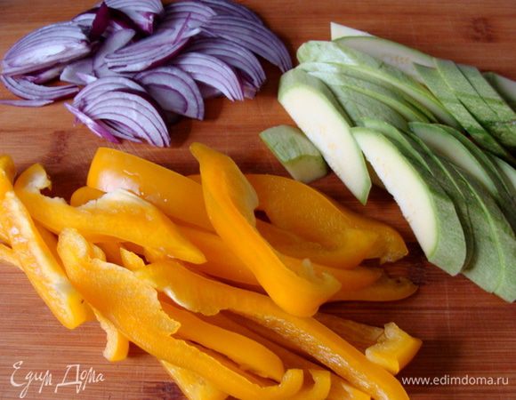 Перец порезать длинными дольками, кабачок наискось так, чтобы получились тоже довольно длинные кусочки, лук - полукольцами.