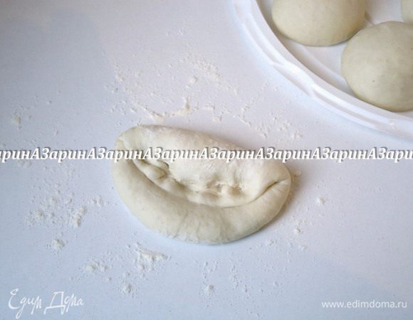 Затем  противоположную сторону загнуть  в центр заготовки и придавить её пальцами.

