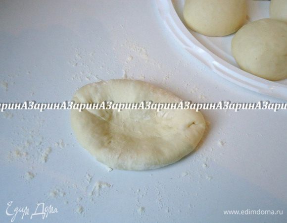 Опять сделать основанием ладони удар по шву, таким образом, наша складка хорошо оформится.
