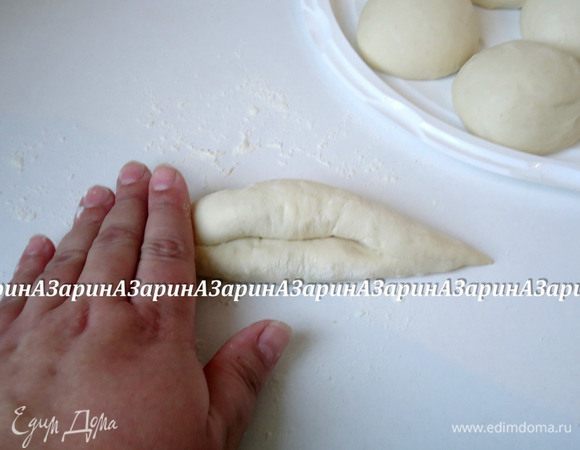 Теперь самая ювелирная работа. Необходимо сформовать «лодочку», но так, чтобы серединка не склеилась и раскрылась при выпечке. Пальцами обеих рук необходимо покатать края заготовки вперед-назад 4-5 раз, слегка придавливая края и не задевая середину.

