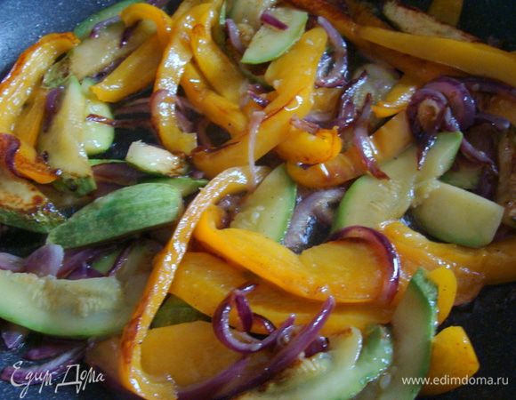 Разогреть сковороду, налить оливковое масло, выложить овощи.
Посолить и посыпать смесью перцев.
Готовить при закрытой крышке примерно 10-15 минут, иногда перемешивая.
Сок должен выпариться, а овощи приобрести золотистую корочку.