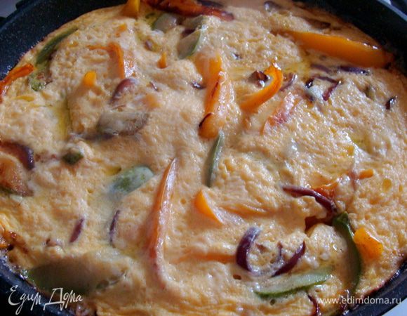 Взбить яйца с солью, добавить пармезан и взбить все вместе венчиком.