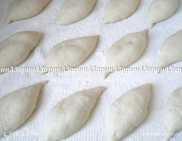 Чтобы получился рисунок на поверхности изделий, необходимо взять льняное или вафельное полотенце с четким рисунком, хорошо присыпать его мукой и выложить на него заготовки складкой вниз. Изделия прикрыть пленкой или полотенцем и оставить на 60 минут.

