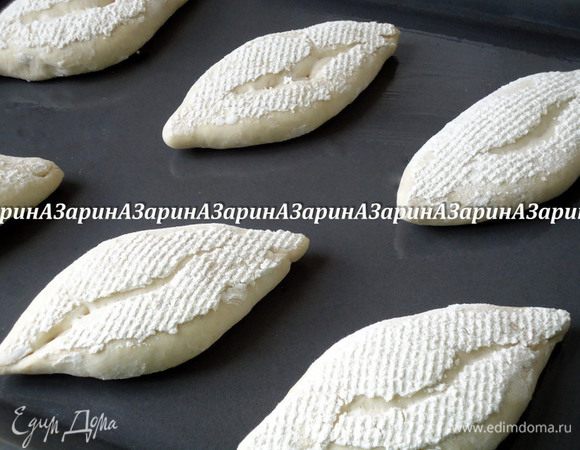 После выложить заготовки на смазанный маслом противень, перевернув складкой вверх. *Я выкладывала по 6 штук, чтобы они в процессе выпечки не склеились и не потеряли красивого вида. 
На низ разогретой до 250 гр. духовки поставить противень с 5-6 кусочками льда. На середину духовки поставить противень с чириолами и сбрызнуть их водой из распылителя. Выпекать с паром 15 минут. Затем уменьшить температуру до 200 гр. и выпекать еще 10 минут.



