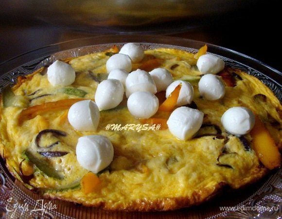 Я видела, что фритатту переворачивают на тарелку, но у меня не поднялась рука, перевернуть вниз такую красоту!
Сверху моцарелла.