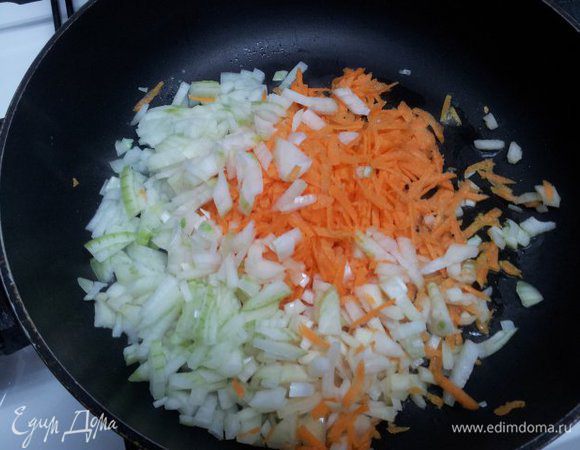 Чтобы сэкономить время, лук с морковкой обжариваем отдельно с 2-мя ст.ложками масла. 