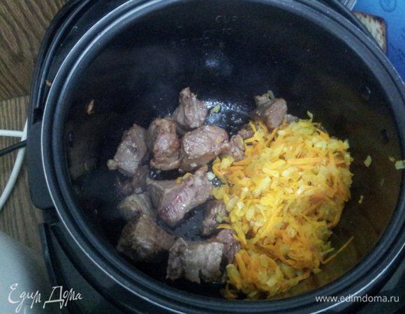 Как только мясо, морковь, лук поджарились, вливаем стакан кипятка и добавляем все специи (соль, перец, мускат, лавровый лист). Включаем режим "тушение" на 1 час