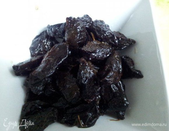 Добавляем чернослив, разрезанный пополам, и чеснок, порезанный тонкими дольками. Включаем режим "тушение" и готовим еще 45 минут.