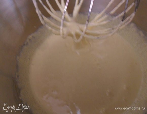 Желтки взбить с сахаром и ванильным сахаром.